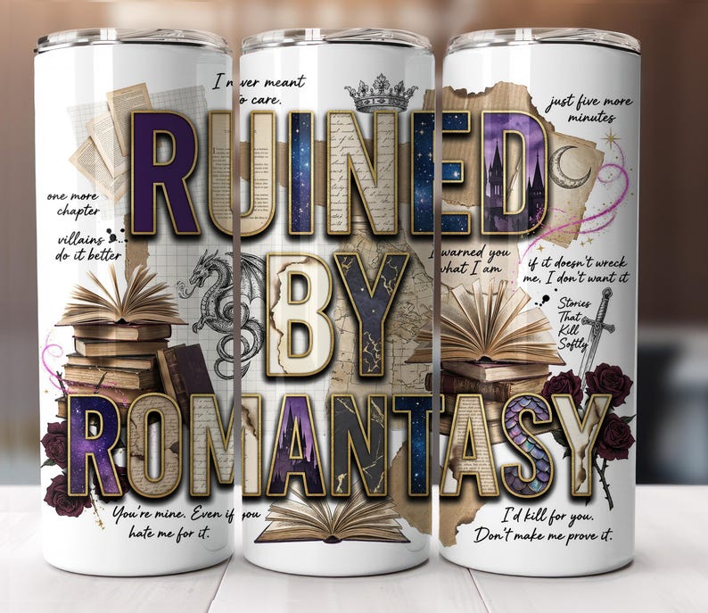 Peut inclure: Un gobelet blanc sur le th&egrave;me de la fantaisie, avec les mots "RUINED BY ROMANTASY" dans un design violet et or. Le design comprend des livres, un dragon, une &eacute;p&eacute;e et du texte d'un livre.