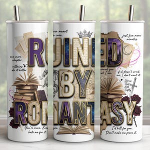 Peut inclure: Un gobelet en acier inoxydable blanc avec une paille, avec le texte "RUINED BY ROMANTASY" en violet et bleu, avec des graphiques de livres et de roses. Du texte suppl&eacute;mentaire comprend des citations et des phrases li&eacute;es aux romans fantastiques.