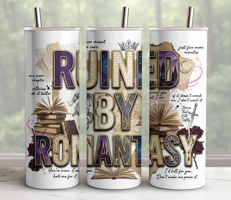Peut inclure: Un gobelet en acier inoxydable blanc avec une paille, avec le texte "RUINED BY ROMANTASY" en violet et bleu, avec des graphiques de livres et de roses. Du texte suppl&eacute;mentaire comprend des citations et des phrases li&eacute;es aux romans fantastiques.