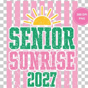 Pode incluir: Um design gr&aacute;fico com as palavras "SENIOR SUNRISE 2027" em verde e rosa, com uma ilustra&ccedil;&atilde;o de sol amarelo. O design est&aacute; em um fundo listrado rosa e branco, com um c&iacute;rculo rosa que diz "300 DPI PNG".
