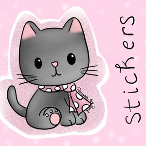 Pode incluir: Um autocolante de gato de desenho animado com um corpo cinzento, orelhas cor-de-rosa e um cachecol de bolinhas cor-de-rosa e branco. O autocolante tem a palavra "Stickers" escrita verticalmente num fundo cor-de-rosa.