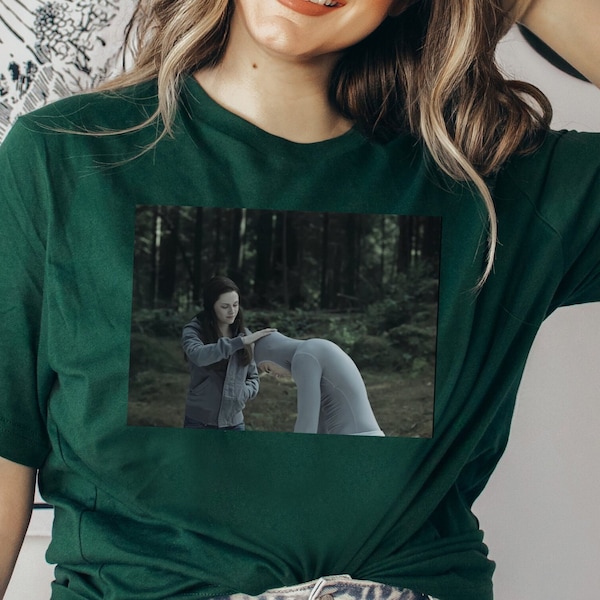 Twilight Bella and Jacob Tshirt, Bella Petting Jacob, Twilight Saga, Edward Cullen Shirt, Jacob Black, Bella Swan, Alice Cullen