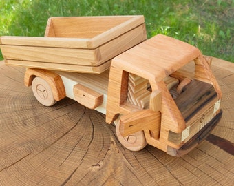 Maquette en bois d'une camionnette de livraison, pour un cadeau, une semi-remorque mobile, des roues et des portes