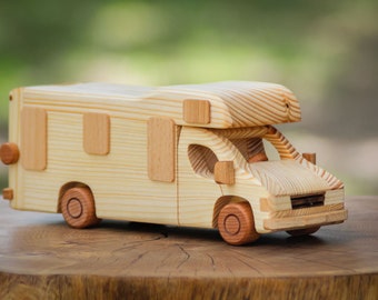 Un modèle de camping en bois - tirelire, camping-car