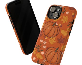 Puede incluir: Funda de teléfono naranja con un diseño de temática otoñal. El diseño presenta calabazas, hojas y flores en tonos naranja, amarillo y marrón. La funda se muestra con un smartphone negro.