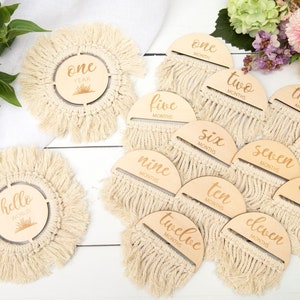 Faire-part de croissance d'un jalon mensuel pour bébé nouveau-né | Bonjour tout le monde | Première année | Carte de marqueur cercle en bois en macramé blanc naturel, cadeau de baby shower