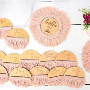 Faire-part mensuel de croissance d'un bébé nouveau-né | Bonjour tout le monde | Première année | Carte marqueur cercle en bois mauve mauve rose, cadeau de baby shower