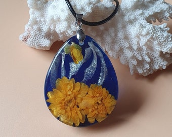 Collier de vraies fleurs jaunes, bijoux en résine époxy, pendentif de terrarium floral goutte bleue, fait main, cadeau pour femme, vraie fleur séchée, unique