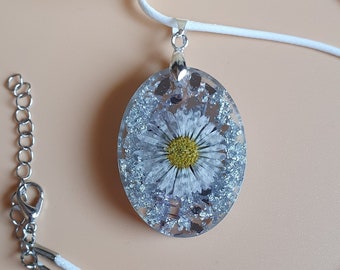 Real white daisy necklace, oval floral terrarium pendant with metal flakes, epoxy resin jewelry, handmade, gift for women, dried flower