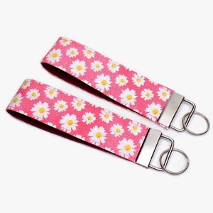 Daisies key fob, pink keychain, summer key fob, floral keychain, lanyard keychain, wristlet keychain, key finder, summer key fob
