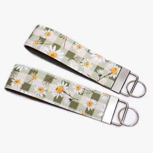 Daisies key fob, green gingham keychain, summer key fob, floral keychain, lanyard keychain, wristlet keychain, key finder, summer key fob