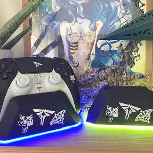 PS5 The Last of Us Controller-Ständer – Anpassbares LED-Display – Geschenk für PlayStation 5-Spieler – Deko-Accessoire fürs Gaming-Setup