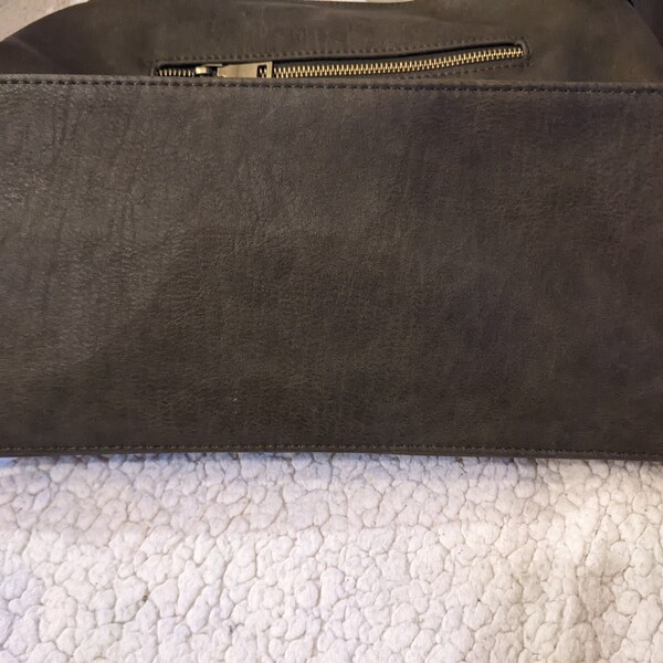 Large leather tote handbag with interior and exterior pockets