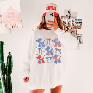 Balloon dog Fourth of July sweatshirt, coquette balloon dog crewneck, oversized preppy balloon dog sweater, trendy Independence Day pullover