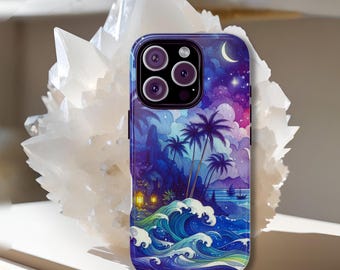 Puede incluir: Una funda para teléfono con un diseño de acuarela de palmeras, olas y una luna creciente sobre un cielo morado y azul. La funda tiene un recorte para la cámara del teléfono.