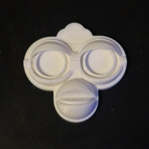 Cara de Furby impresa en 3D en blanco para manualidades veganas