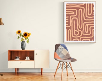 Könnte beinhalten: Ein Wohnzimmer im Stil der Mid-Century Modern mit einem weißen Schrank, einem Patchwork-Stuhl, einer Stehlampe und einem gerahmten Druck mit einem abstrakten geometrischen Design in Braun- und Orangetönen.