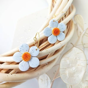 DAISY EARRINGS | Floral Hoop Earrings | Daisy Flower Clay Earrings | White Daisy Dangle Earrings | Boho Earrings | White Flower Earrings