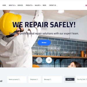 Może przedstawiać: Strona główna witryny internetowej firmy remontowej. Witryna zawiera zdjęcie technika pracującego nad oświetleniem sufitowym w kuchni. Tekst na stronie internetowej brzmi "We Repair Safely!" i "We offer professional repair solutions with our expert team."