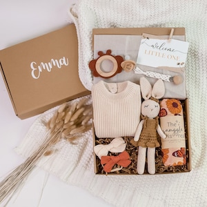 Baby Mädchen Geschenkkorb, Strickpullover Strampler, Häkelhäschen, Schmetterling Swaddle Decke, Benutzerdefinierte Neugeborenen Geschenk, Neu Schwangere Geschenk, Neutral Baby