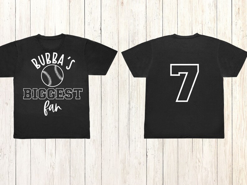 Peut inclure: Deux t-shirts noirs. L'un porte le texte "Bubba's Biggest fan" avec un graphique de baseball. L'autre porte le num&eacute;ro "7" au dos.