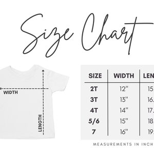 Peut inclure: Tableau des tailles pour un t-shirt avec des mesures en pouces pour les tailles 2T, 3T, 4T, 5/6 et 7. Le tableau indique la largeur et la longueur de chaque taille.
