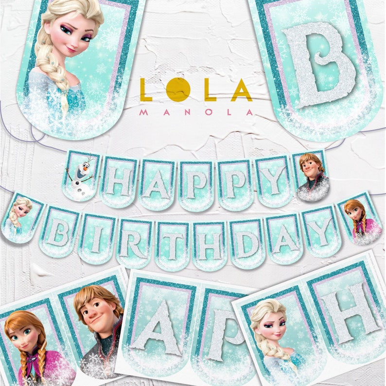 Puede incluir: Un banner de cumplea&ntilde;os con tem&aacute;tica de Frozen con letras de purpurina plateadas que deletrean "Feliz Cumplea&ntilde;os" e im&aacute;genes de Elsa, Anna, Olaf y Kristoff. El banner est&aacute; sobre un fondo blanco.