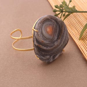 Natürliches schwarzes Druzy Cuff Statement verstellbares Armband, Druzy Gold Armband, handgemachter Armreif, minimalistisches großes Edelstein Druzy Armband
