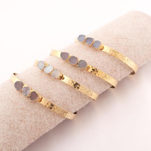 Bracciale rigido bianco Druzy con design strutturato, bracciale regolabile in oro, polsino Druzy, bracciale con pietre preziose, bracciale boho, regalo per lei
