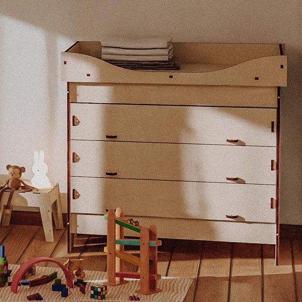 Wooden chest of drawers and changing table / A4