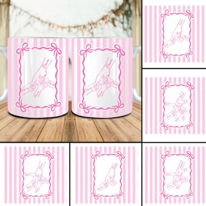 Op de afbeelding: Witte keramische mok met een roze en wit gestreept patroon. De mok heeft een roze omlijnd ontwerp met een tekening van handen die elkaar vasthouden, met het woord "I love" op de handen. Het ontwerp wordt herhaald op de mok.