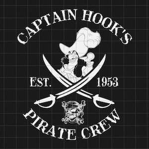 Puede incluir: Ilustración en blanco y negro del logotipo de la tripulación pirata del Capitán Garfio. El logotipo presenta una imagen de dibujos animados del Capitán Garfio con una espada y una calavera y huesos cruzados. El texto dice "Captain Hook's Pirate Crew Est. 1953".