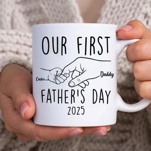 Unser erster Vatertag 2025 11 Unzen Becher Wrap, benutzerdefinierter Name Vater und Babykaffee, neuer Vater Geschenk, erster Vater Becher wickeln Png, digitaler Download
