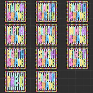 Pode incluir: Uma cole&ccedil;&atilde;o de onze designs gr&aacute;ficos quadrados exibindo n&iacute;veis escolares da pr&eacute;-escola ao nono ano. Cada design tem um fundo azul claro com listras verticais pretas, letras coloridas em bloco e uma borda de pequenos rostos sorridentes multicoloridos.