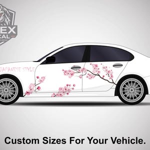 Puede incluir: Coche blanco con un diseño de flores de cerezo y el texto "JAPANESE STYLE". El coche tiene cristales tintados negros y llantas plateadas. El texto "Custom Sizes For Your Vehicle" está en la parte inferior.