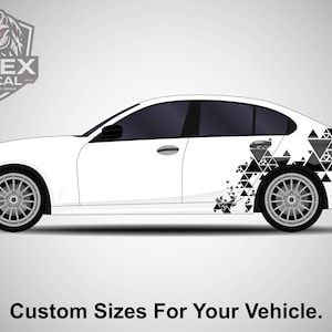 Peut inclure: Une voiture blanche avec des décalcomanies géométriques noires sur le côté et à l'arrière. Les décalcomanies sont composées de triangles gris et noirs. Le texte "Custom Sizes For Your Vehicle" est en bas, avec le logo Apex Decal en haut à gauche.