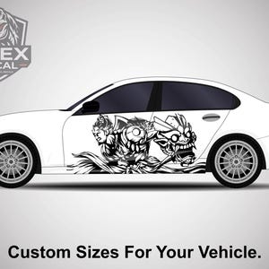 Puede incluir: Coche blanco con una calcomanía gráfica en blanco y negro que presenta dos figuras estilizadas. La calcomanía se aplica al costado del coche. El texto "Custom Sizes For Your Vehicle" está en la parte inferior.