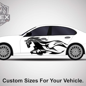 Puede incluir: Un coche blanco con una calcomanía negra de un caballo y llamas en el lateral. La calcomanía presenta un caballo estilizado con una melena fluida y llamas. El texto "Custom Sizes For Your Vehicle" está en la parte inferior.