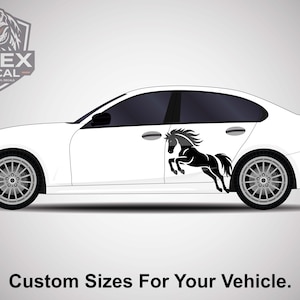 Può includere: Un'auto bianca con un adesivo di cavallo nero sul lato. L'adesivo è una silhouette di un cavallo rampante. Il testo "Custom Sizes For Your Vehicle" è nella parte inferiore dell'immagine.