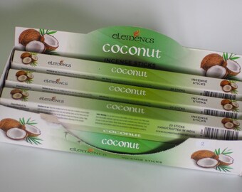 Może przedstawiać: Prezentacja patyczków do kadzidła kokosowego w białym i zielonym pudełku. Pudełko zawiera obrazy kokosów i tekst "coconut incense sticks". Każde pudełko zawiera 20 patyczków i jest ręcznie robione w Indiach.