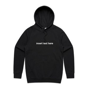 Könnte beinhalten: Schwarzer Kapuzenpullover mit einer weißen Tasche und dem Text "insert text here" auf der Vorderseite.