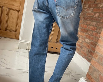 Vita 32 gamba 30 anni '90 501 Made in USA Levi Jeans Vintage lavaggio medio blu sbiadito levi Jeans Gamba dritta F10