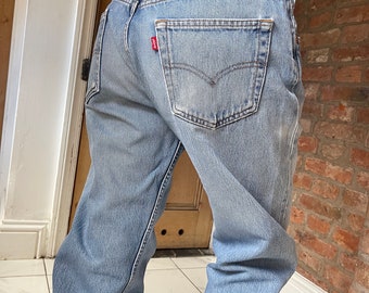 Waist 31   leg 34  90’s Made in 1998  501 Levi  Jeans Vintage  faded blue light  wash  levi Jeans Straight leg E40A