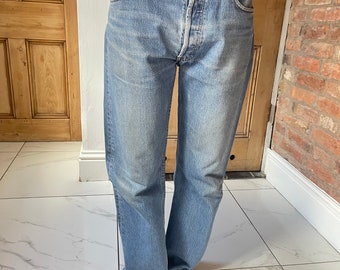Taille 34 Bein 30 Hergestellt in Großbritannien 1997 90er 501 Levi Jeans Vintage verblasste blaue Levi Jeans in mittlerer Waschung Gerade Beine F21