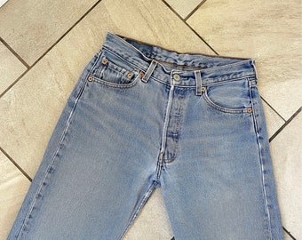 Taille 26, jambe 31 années 90 501 Levi Jeans bleu délavé vintage délavé levi Jeans Jambes droites E60