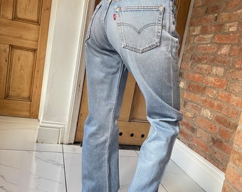 Taille 29 Bein 32 Hergestellt in Großbritannien 2001 Y2K 501 Levi Jeans Vintage verblasste blaue Levi-Jeans in heller Waschung Gerade Beine F22
