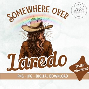 Puede incluir: Gráfico de descarga digital que presenta a una mujer con sombrero y chaqueta de vaquero, con el texto "Somewhere Over Laredo" arriba y abajo. Un arcoíris se arquea sobre el sombrero. El logotipo de Split Rail Crafts está en la esquina superior derecha.