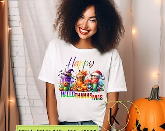 Könnte beinhalten: Ein weißes T-Shirt mit dem Text "Happy HalloThanksmas" in Regenbogenfarben. Der Text ist umgeben von einem Design aus drei bunten Bechern mit Halloween-, Thanksgiving- und Weihnachtsmotiven.