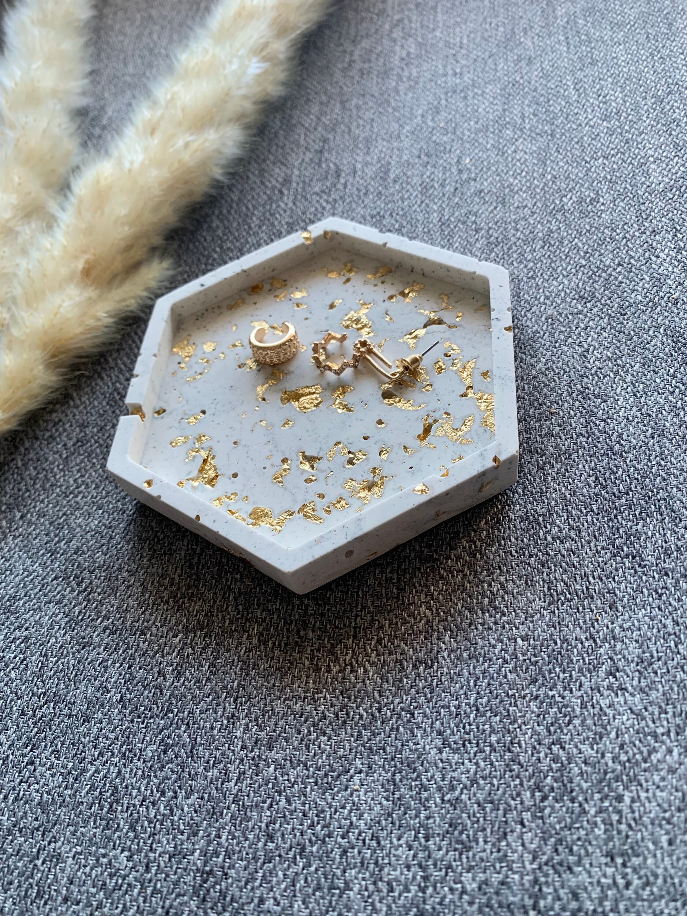 Plateau Hexagonal Naturel et Or en Jesmonite