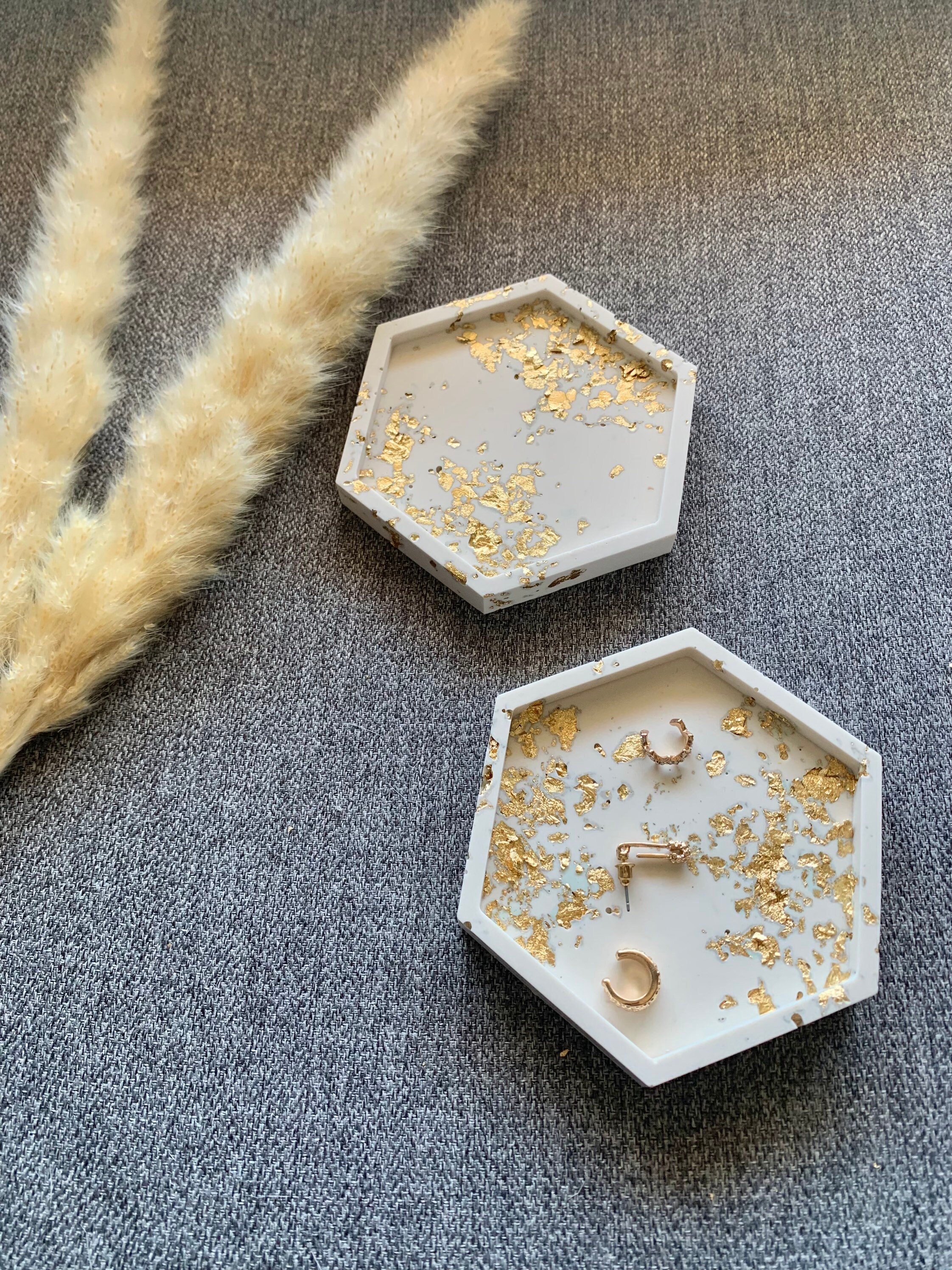 Plateau Hexagonal Naturel et Or en Jesmonite